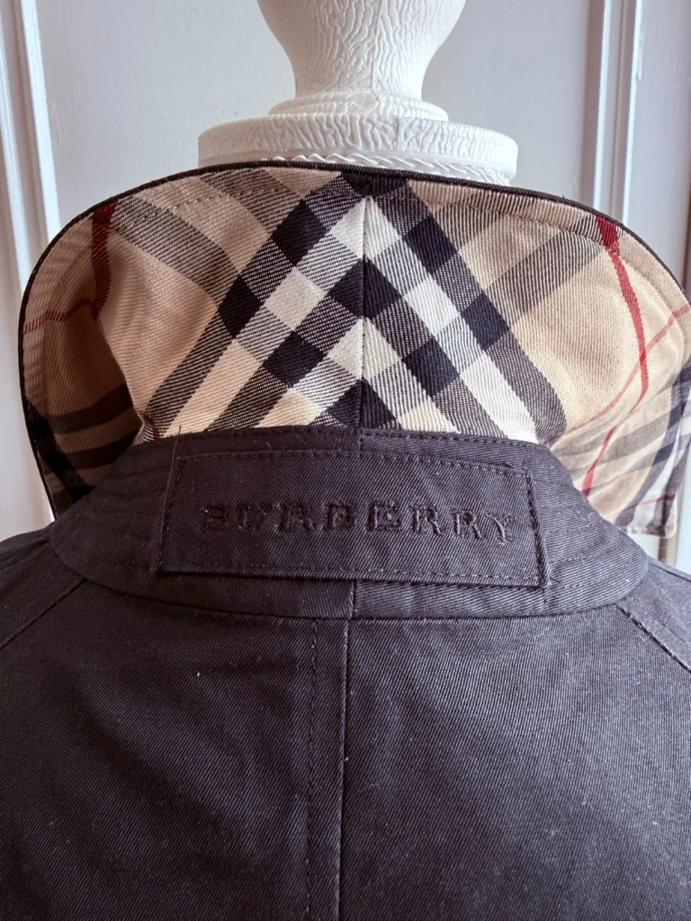 Burberry Vintage Mid-Length Black Trench Coat - Picture 4 of 9